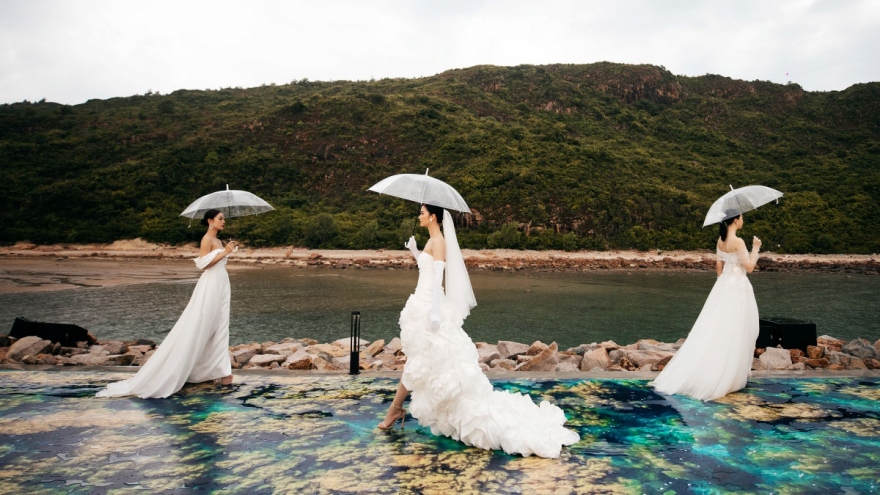 Top 38 Miss World Vietnam finalists model on unique stage at sea